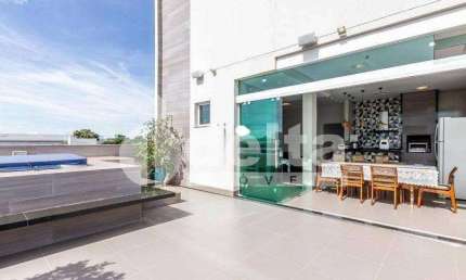 Casa residencial disponível para locação no bairro Bom Jesus em Uberlândia-MG