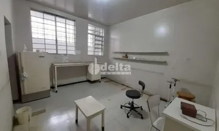 Casa comercial disponível para locação no bairro centro em uberlândia-mg