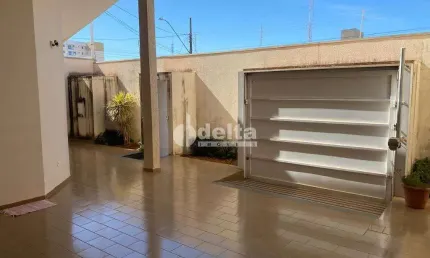 Casa comercial disponível para locação no bairro Umuarama em Uberlândia-MG