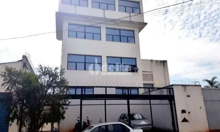 Prédio disponível para aluguel no bairro Nossa Senhora das Graças em Uberlândia-MG