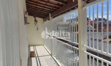 Casa residencial disponível para locação e venda no bairro Martins em Uberlândia-MG