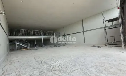 Loja disponível para locação no bairro Santa Mônca em Uberlândia-MG.