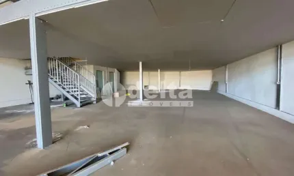 Loja disponível para locação no bairro Santa Mônica em Uberlândia-MG.