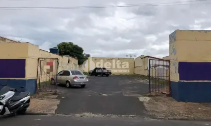 Loja disponível para locação no bairro marta helena em uberlândia-mg.