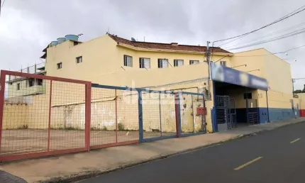 Loja disponível para locação no bairro Marta Helena em Uberlândia-MG.