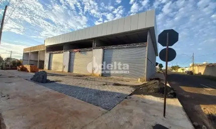 Galpão comercial disponível para locação no bairro Santa Mônica em Uberlândia-MG