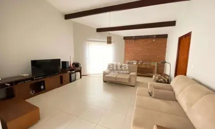Casa residencial disponível para locação e venda no bairro Cidade Jardim em Uberlândia-MG