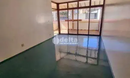 Casa comercial disponível para locação e venda no bairro Fundinho em Uberlândia-MG