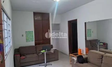 Casa residencial disponível para locação no bairro Lidíce em Uberlândia-MG