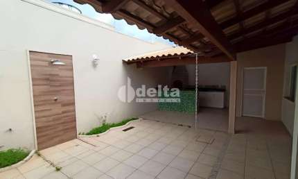Casa residencial disponível para locação e venda no bairro Nossa Senhora Aparecida em Uberlândia-MG
