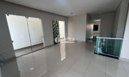 Casa residencial disponível para locação no bairro Tabajaras em Uberlândia-MG.