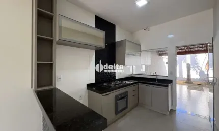 Casa residencial disponível para locação no bairro Novo Mundo em Uberlândia-MG.