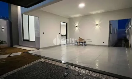 Casa residencial disponível para locação e venda no bairro Aclimação em Uberlândia-MG