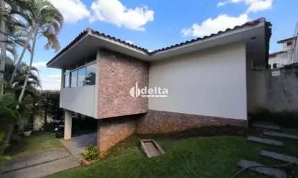 Casa residencial disponível para locação no bairro Fundinho em Uberlândia-MG.