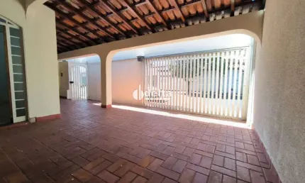 Casa residencial disponível para locação no bairro Jardim Patrícia em Uberlândia-MG.