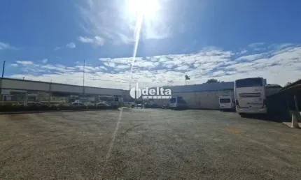 Galpão comercial disponível para locação no bairro Martins em Uberlândia-MG