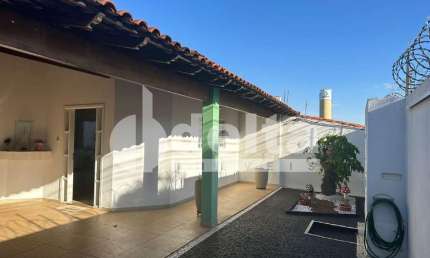 Casa Residencial disponível para locação e venda no bairro Santa Mônica em Uberlândia-MG