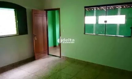 Casa residencial disponível para locação no bairro Santa Rosa em Uberlândia-MG.