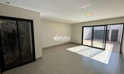 Casa tipo sobrado disponível para locação no bairro Santa Rosa em Uberlândia-MG