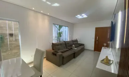 Casa residencial disponível para venda no bairro Santa Mônica em Uberlândia-MG