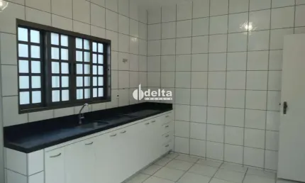 Casa residencial disponível para locação no bairro Jardim Karaíba em Uberlândia-MG
