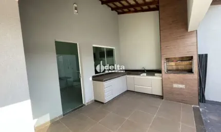 Casa residencial disponível para locação no bairro Jardim Botânico em Uberlândia-MG.