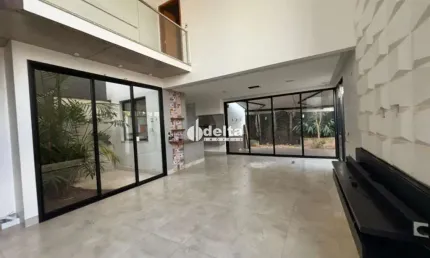Casa residencial disponível para locação no bairro Santa Mônica em Uberlândia-MG.