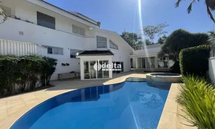 Casa residencial/comercial disponível para locação no bairro Lídice em Uberlândia-MG.