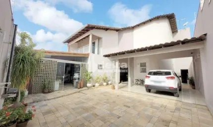 Casa residencial disponível para Locação ou venda no bairro Jardim Karaíba em Uberlândia-MG
