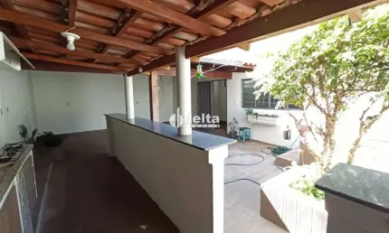 Casa residencial disponível para locação no bairro Martins em Uberlândia-MG.