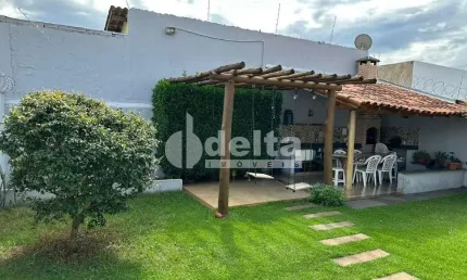 Casa residencial disponível para locação e venda no bairro Shopping Park em Uberlândia-MG