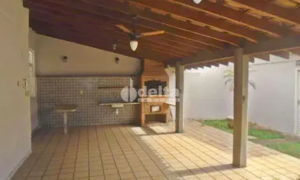 Casa comercial disponível para locação no bairro Nossa Senhora Aparecida em Uberlândia-MG