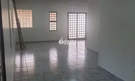 Casa residencial disponível para locação no bairro Santa Mônica em Uberlândia-MG.