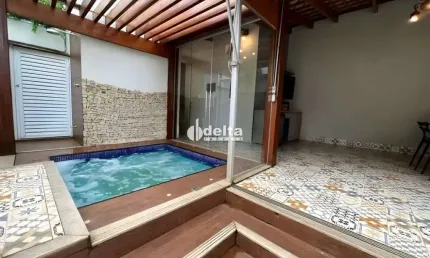 Casa residencial disponível para locação no bairro Laranjeiras em Uberlândia-MG.
