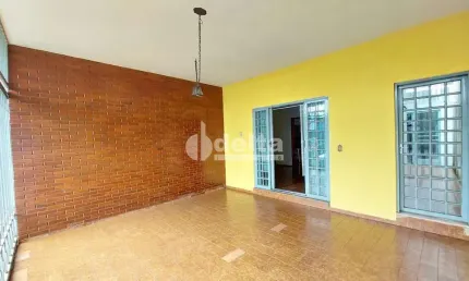Casa disponível para locação no bairro Tabajaras em Uberlândia-MG