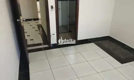 Casa residencial disponível para locação no bairro Tabajaras em Uberlândia-MG.