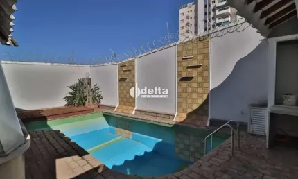 Casa residencial disponível para locação e venda no bairro Tabajaras em Uberlândia-MG