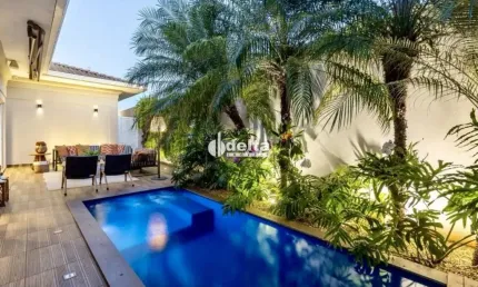 Casa residencial no condomínio Jardim Versailles disponível para locação no bairro Nova Uberlândia em Uberlândia-MG.