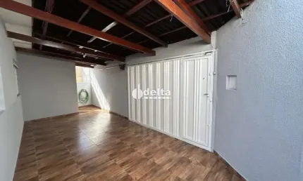Casa residencial disponível para locação no bairro Osvaldo Rezende em Uberlândia-MG.
