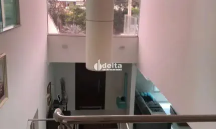 Casa residencial disponível para locação e venda no bairro jardim karaíba em uberlândia-mg.