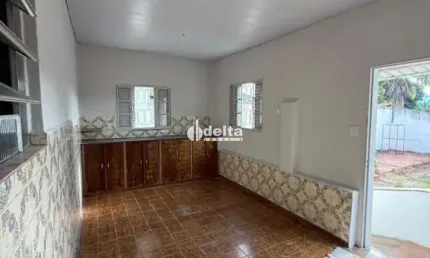 Casa residencial disponível para locação e venda no bairro jaraguá uberlândia-mg.