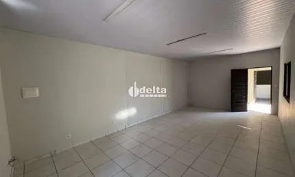 Casa residencial disponível para locação no bairro osvaldo rezende em uberlândia-mg.