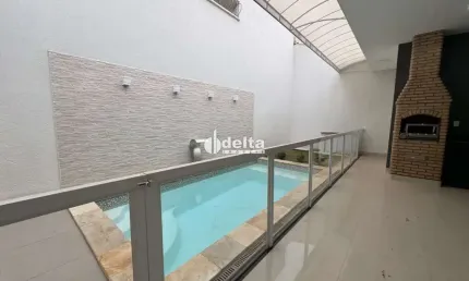 Casa em condomínio disponível para venda no bairro granja marileusa em uberlândia-mg.