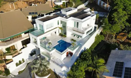 Casa de Alto Padrão em Charitas  Pronta para Morar!