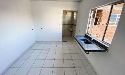 Quarto, Cozinha e Banheiro com Vaga de Garagem no Esmeralda, Apenas 100 Metros da Pista