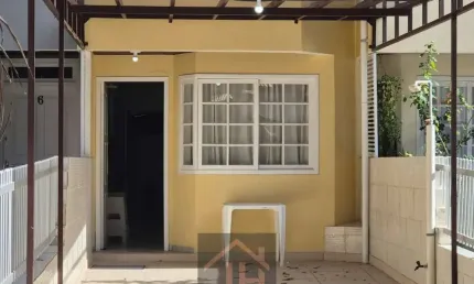 Sobrado na praia de bombas/bombinhas, com 02 dormts., a 100 mts da praia, mobiliado, próximo a mercados, farmácias, restaurantes e comércio local.