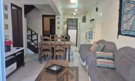 Sobrado geminado, praia de Mariscal, Bombinhas, com 2 dormts a 300 mts da praia. SÓ R$ 820.000,00