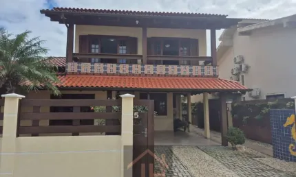 Casa em Canto Grande/Mariscal, 252 mts2 a 50 mts da praia com 4 suites , espaço gourmet com Jacuzzi