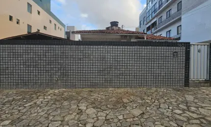 Casa nos Bancários com 4 Quartos sendo 3 Suítes, Piscina, Próximo ao Parque das Três Ruas