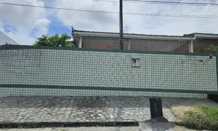 Casa no Jardim Cidade Universitária/Bancários com 4 Quartos sendo 1 Suíte